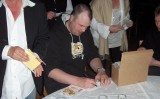 LoMsk | Foto: Øyvind Sauarlia | Trond signerer villig på Gudbrandsgard LoMsk