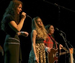 TRIO MED TRØKK: Margit Bakken (t.v.) hadde med seg datteren Maylen Bakken Mæland som kordame og kollega og bluesartist Rita Engedal. BEGGE Foto: Kristin Berge