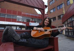Denne helgen slipper Margit Bakken sin debutplate "On the other side". Det feires med releasekonsert i Notodden teater. Denne helgen slipper Margit Bakken sin debutplate "On the other side". Det feires med releasekonsert i Notodden teater.